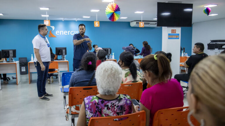 Famílias com agendamento de pedidos de ligação de energia elétrica no Pró-Moradia Leste I são atendidas