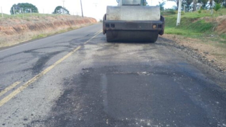 DER realiza manutenção na Rodovia do Café em Cacoal