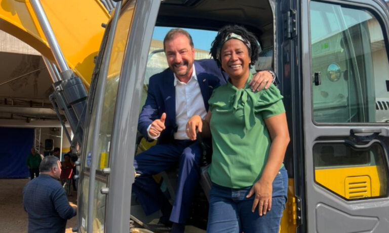 Deputada Sílvia Cristina faz a entrega de maquinário para prefeitura de Porto Velho - News Rondônia