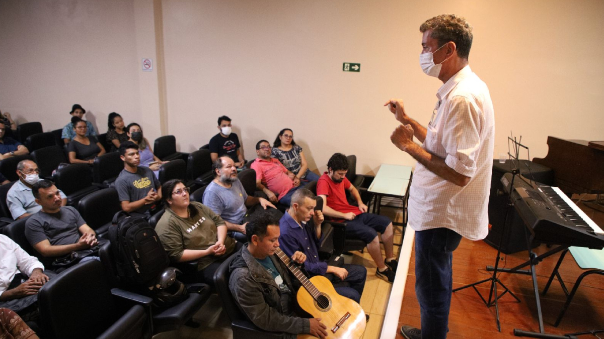 Escola de música faz apresentação musical alusiva ao Dia Mundial do Rock