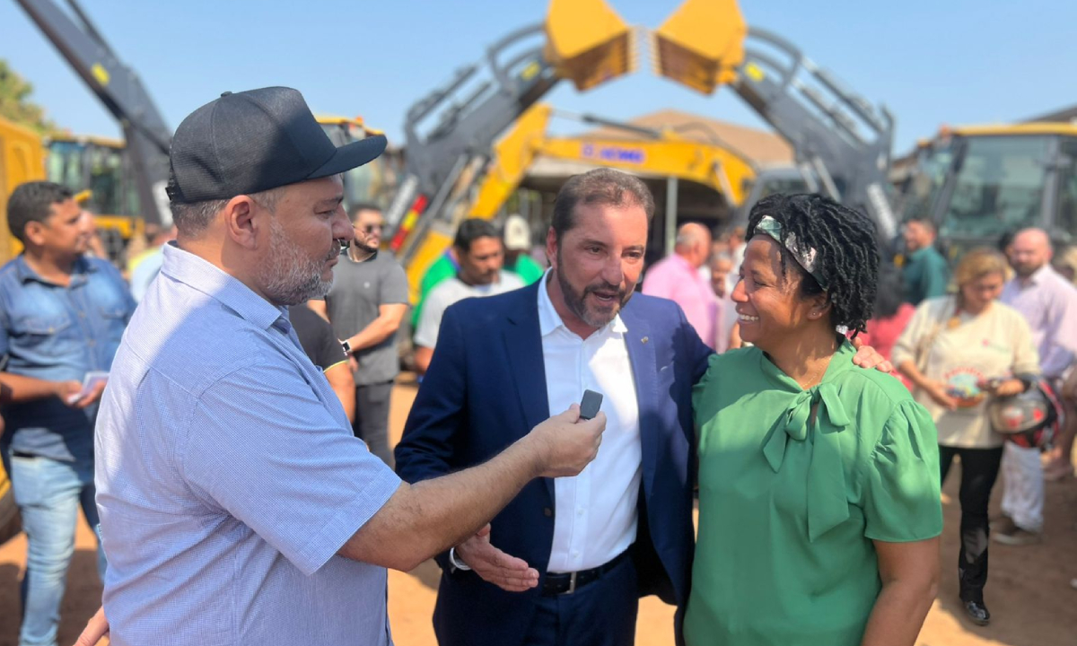 Deputada Sílvia Cristina faz a entrega de maquinário para prefeitura de Porto Velho - News Rondônia