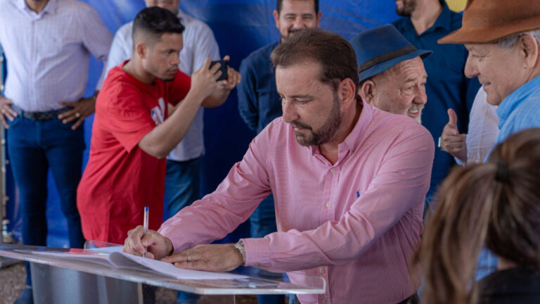 Prefeito Hildon Chaves faz a entrega de equipamentos às associações rurais de Porto Velho