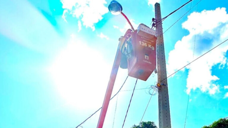 Prefeitura realiza manutenção e implantação de luminárias no distrito de Fortaleza do Abunã
