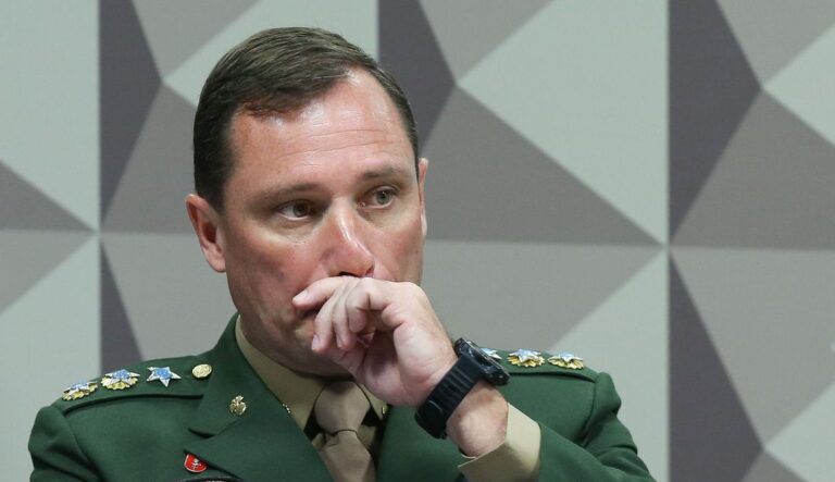 Procuradoria pede arquivamento de ação da CPMI contra Mauro Cid