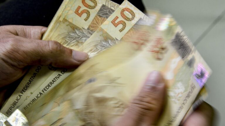 Receita paga terceiro lote de restituição do Imposto de Renda
