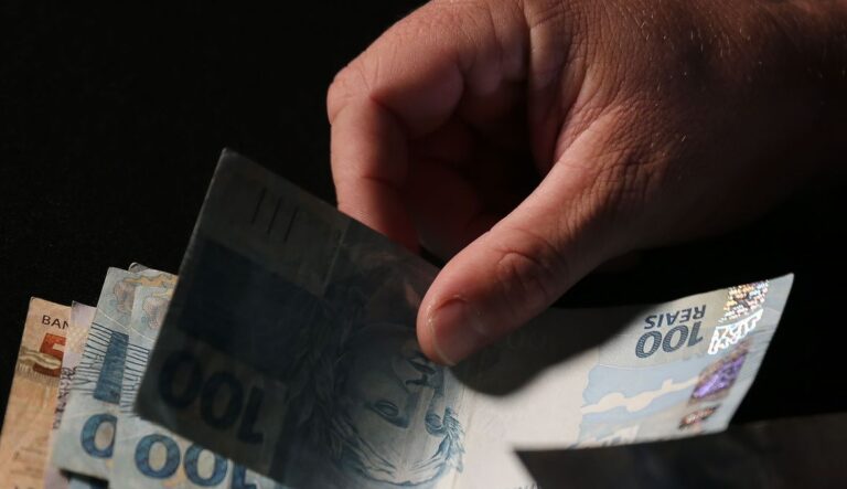 Saúde e educação concentram metade de novo bloqueio no Orçamento