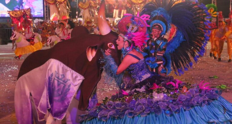 Bairro Vila Tupi em festa com o título de campeão do Boi-Bumbá Marronzinho no Arraial Flor do Maracujá