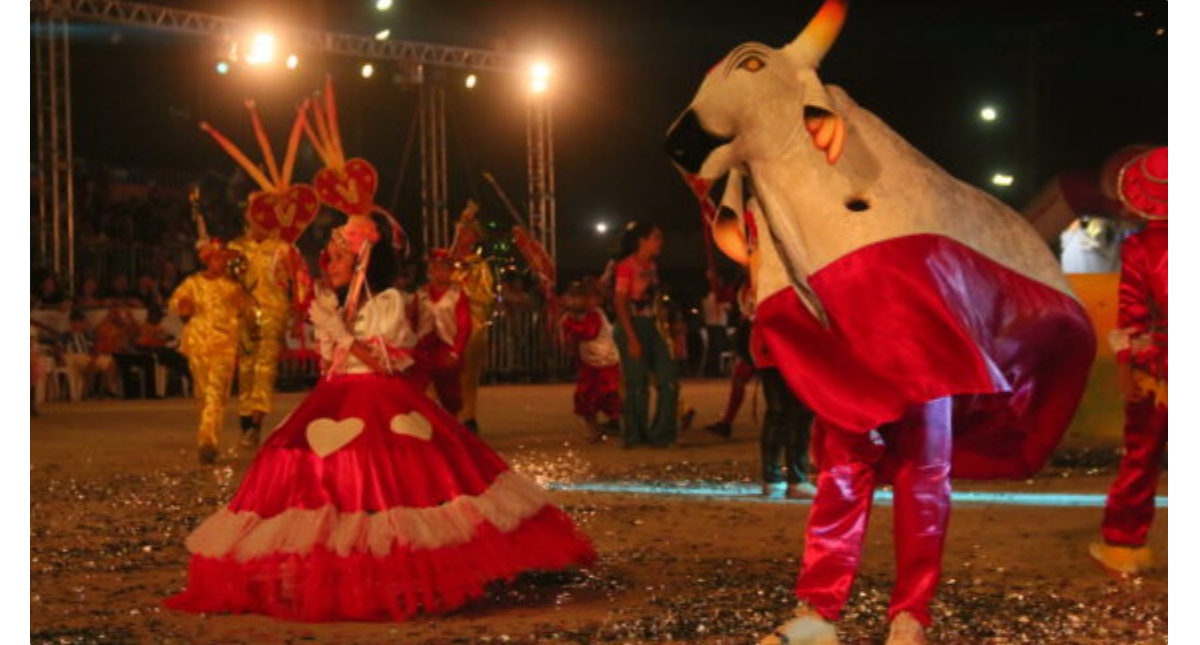 Bairro Vila Tupi em festa com o título de campeão do Boi-Bumbá Marronzinho no Arraial Flor do Maracujá