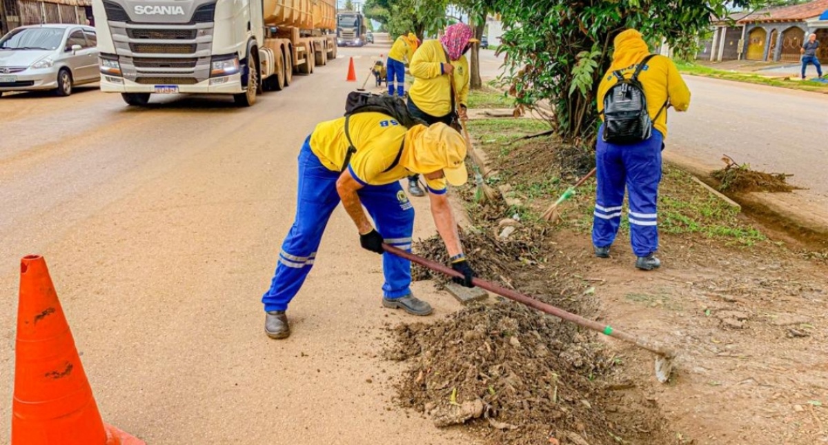 Equipes de limpeza reforçam o trabalho na avenida Calama