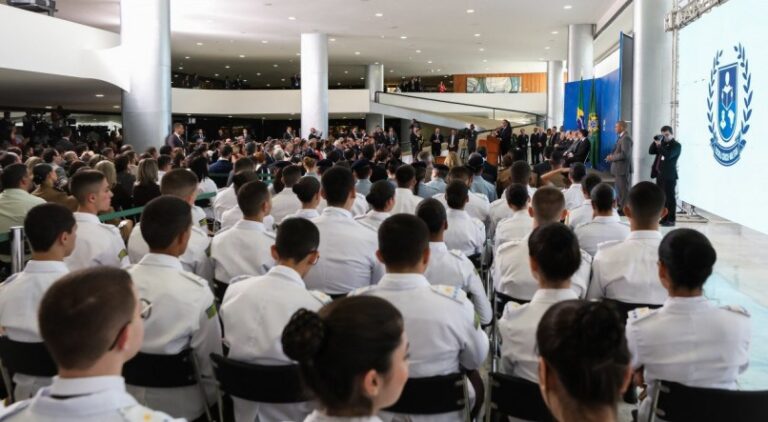 Lula acaba com as escolas cívico-militares