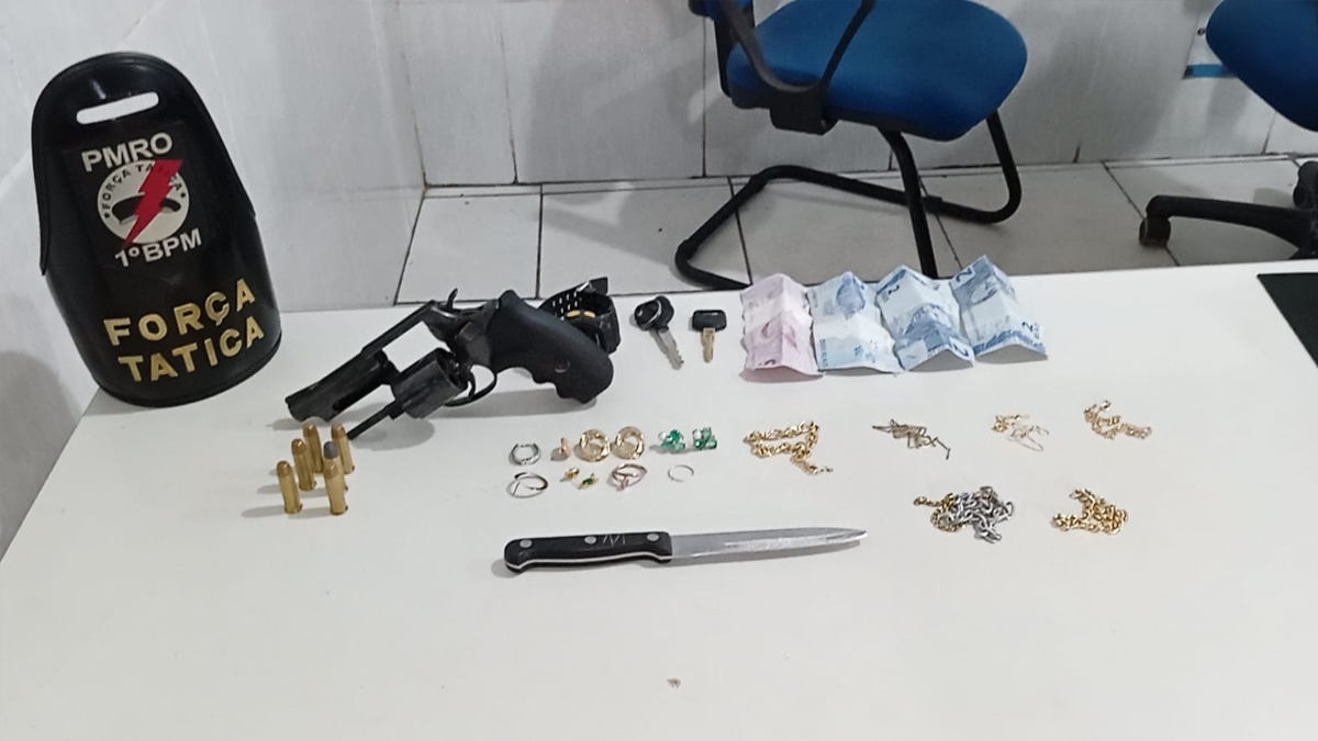 PM recupera motos roubadas e prende dupla com arma em casa usada como mocó - News Rondônia