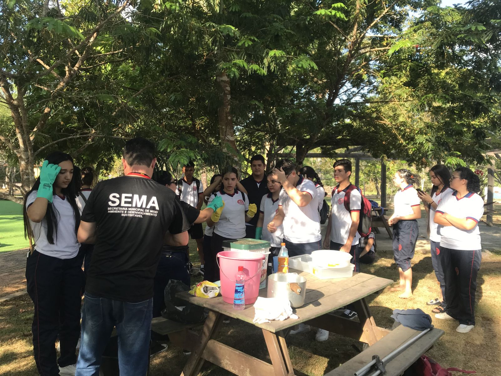 Alunos da Escola Murilo Braga participam de aula no Parque Natural - News Rondônia