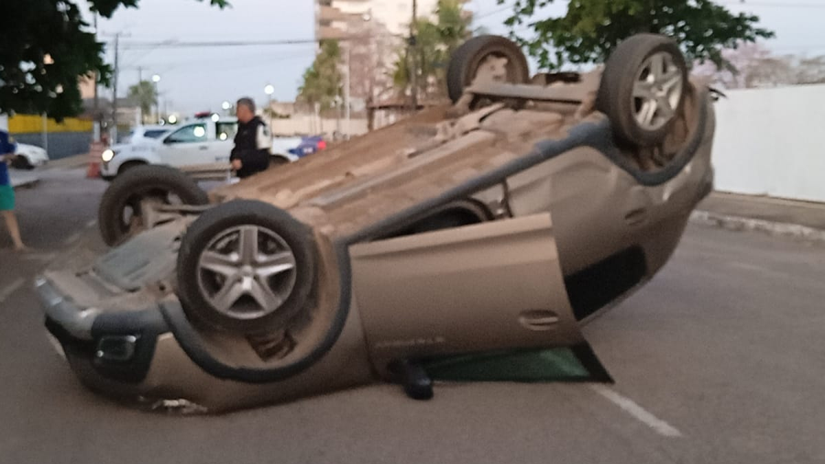Carro de app avança preferencial e causa acidente com capotamento no centro - News Rondônia