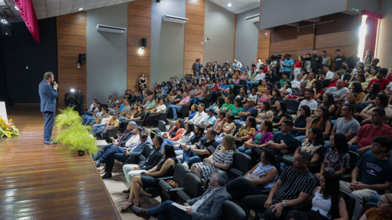 FACULDADE DA PREFEITURA - Novos acadêmicos assinam termos de concessão que garantem bolsas em faculdades particulares - News Rondônia