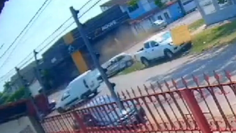 Caminhonete invade preferencial e causa batida com Celta no centro - News Rondônia