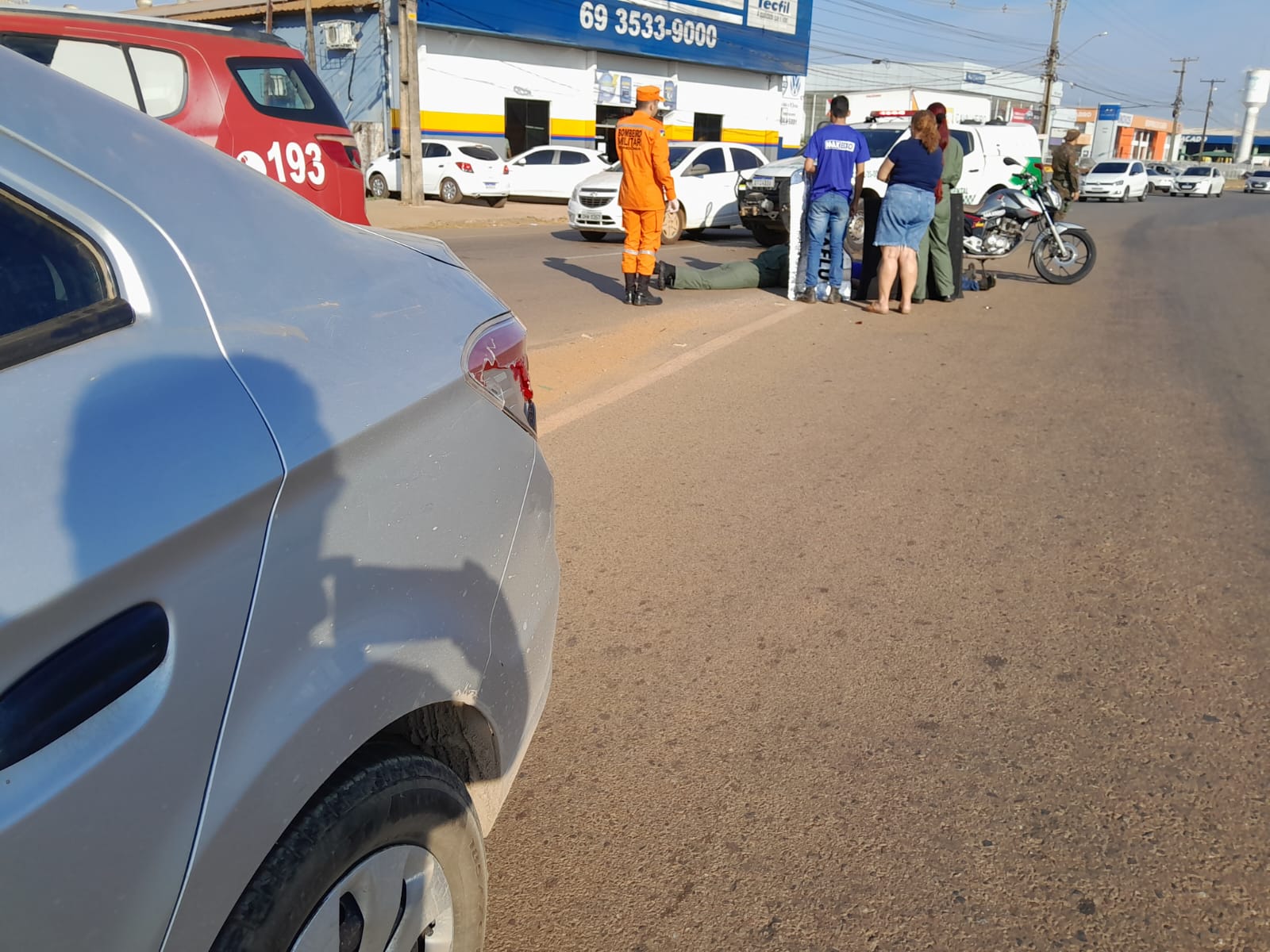 Colisão entre carro e moto deixa um ferido na zona sul de Porto Velho