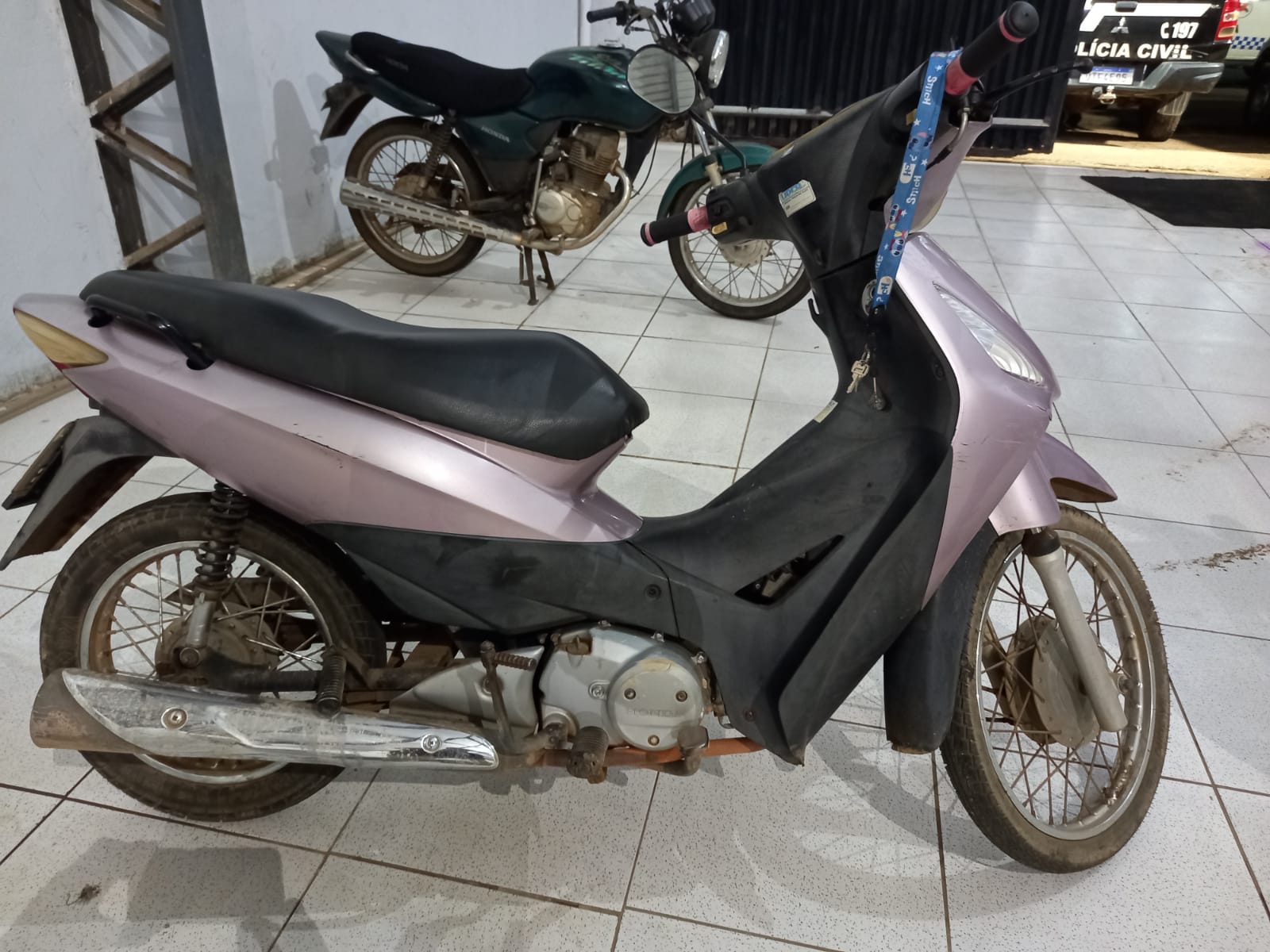 Dupla é detida com moto furtada quando abasteciam no centro