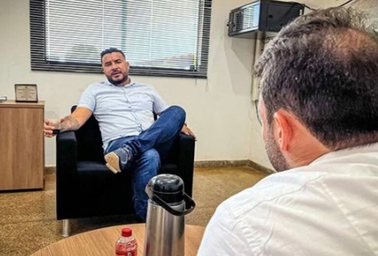 Vereador Carlos Damaceno fiscaliza construção da calçada próximo do parque Circuito na Estrada do Belmonte