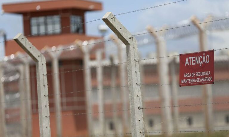 Relatório pede uso de câmeras por policial penal