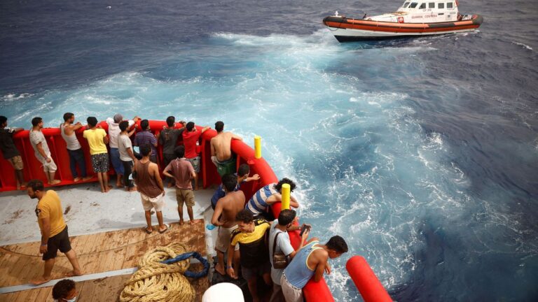 Barcos com imigrantes naufragam na Itália e deixam 30 desaparecidos