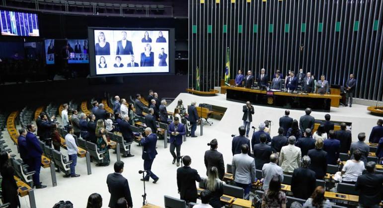 Deputados se preparam para oficializar a gastança do dinheiro público sem precisar prestar contas