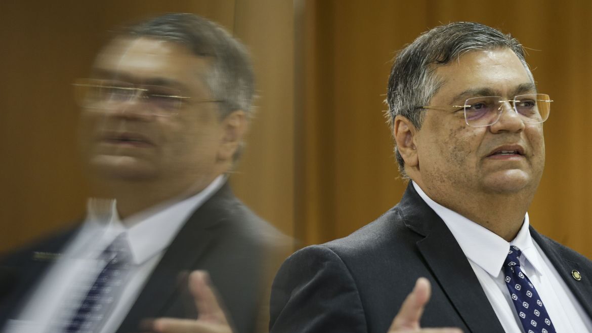 Dino diz que governo vai aumentar forças de segurança na Amazônia