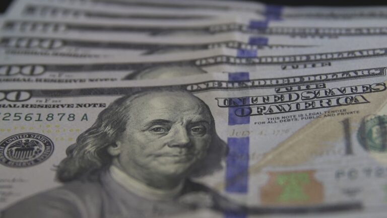 Dólar cai para R$ 4,85 no dia seguinte à aprovação do arcabouço fiscal