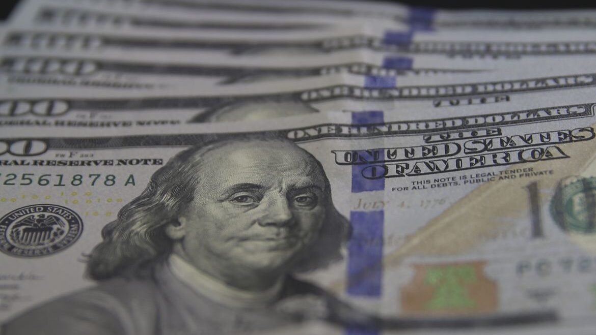 Dólar cai para R$ 4,85 no dia seguinte à aprovação do arcabouço fiscal