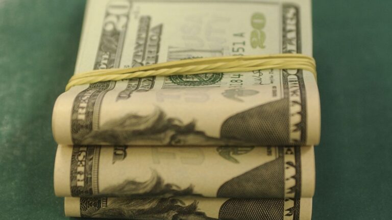 Dólar sobe quase 2% e aproxima-se de R$ 4,90 após corte de juros