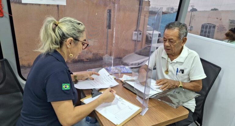 Pai de família destaca a alegria de ter sua casa documentada pela regularização fundiária urbana do Governo de Rondônia