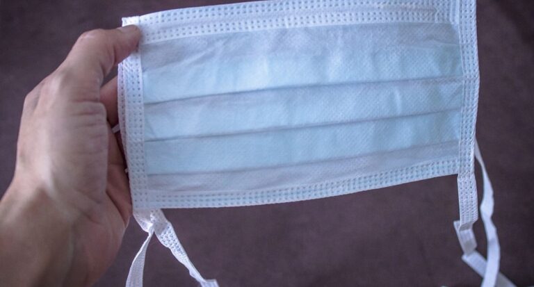 UFRJ recomenda uso de máscaras em ambientes fechados da universidade