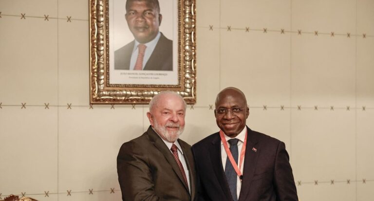 Lula recebe condecoração em Luanda