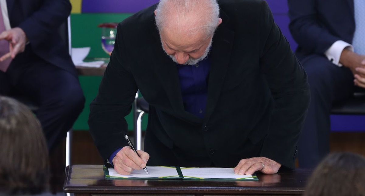 Lula assina medida provisória para taxar fundos de super ricos
