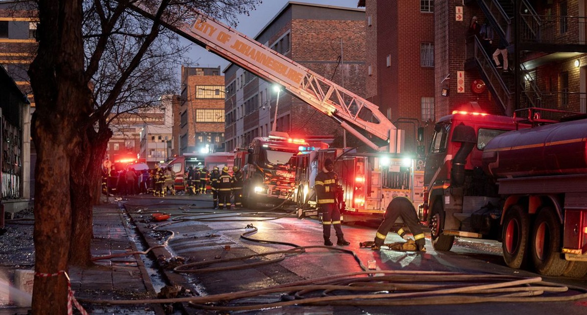 Incêndio em prédio de Joanesburgo deixa ao menos 73 mortos