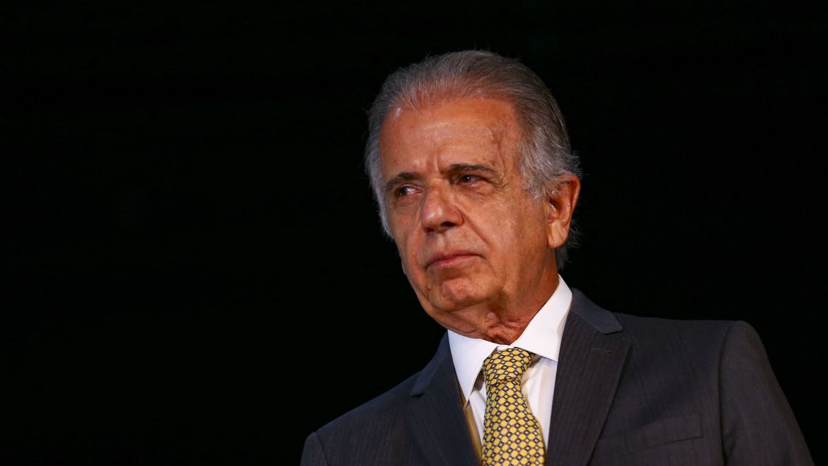 Ministro da Defesa pede nomes de militares que se reuniram com hacker