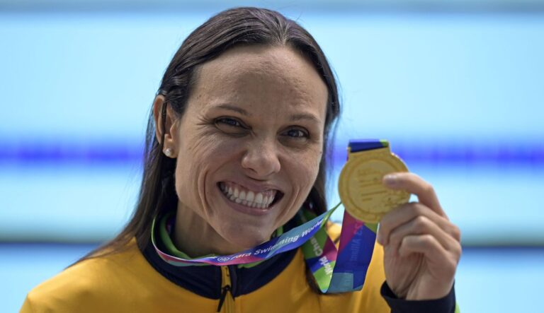 Mundial de natação: Carol Santiago e Cecília Araújo conquistam ouro