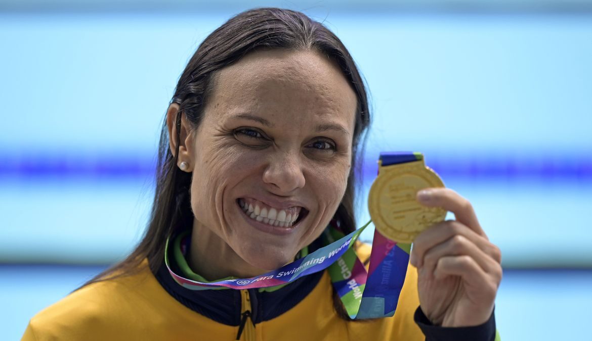Mundial de natação: Carol Santiago e Cecília Araújo conquistam ouro