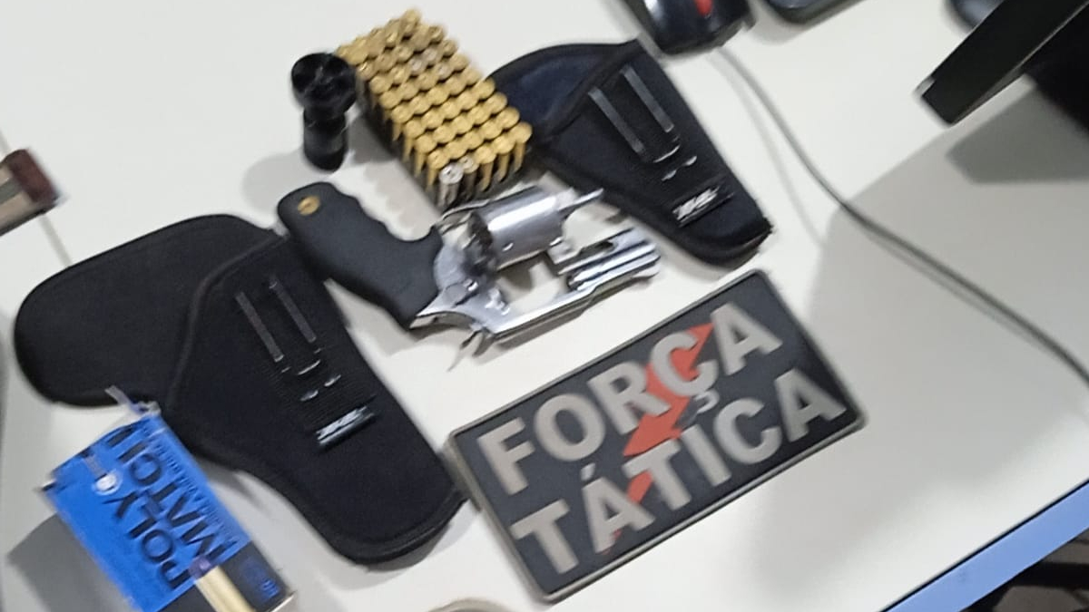 Dono de barbearia é preso após se exibir com revólver nas redes sociais - News Rondônia