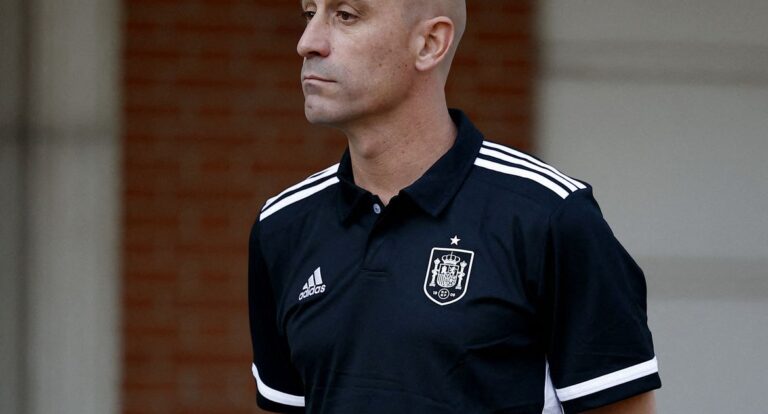 Promotoria investiga chefe de federação espanhola por beijo em atleta