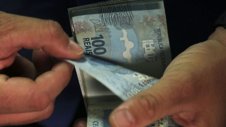 Relação com crédito bancário varia conforme classe social, diz estudo