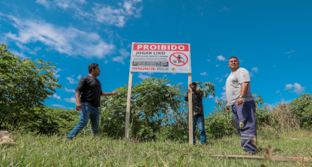 Placa proibido jogar lixo e entulho neste local com lei federal