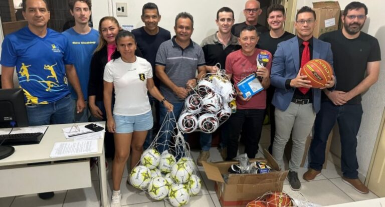 Semes entrega materiais esportivos para equipes que participarão do JIR