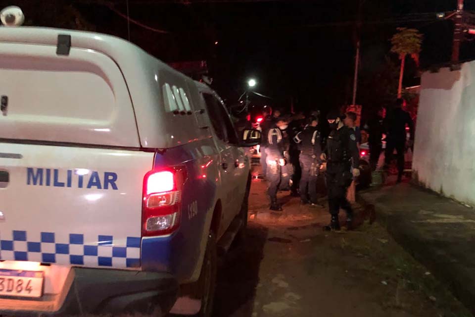 Marido fica enciumado e joga mulher do veículo em movimento - News Rondônia