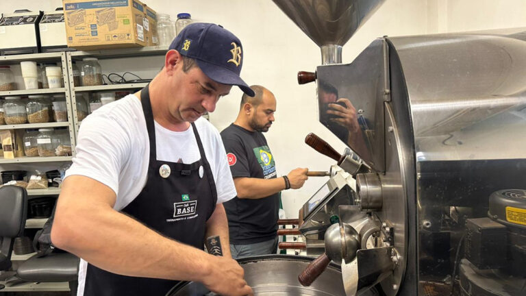 Degustadores especializados avaliam atributos sensoriais das amostras que concorrem ao 8º Concafé - News Rondônia