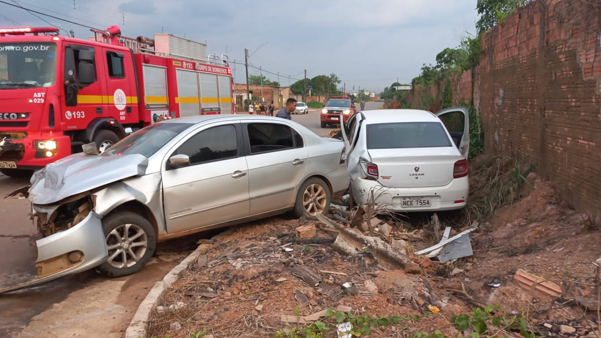 DESTRUIÇÃO: Colisão entre carros deixa três vítimas na zona leste - News Rondônia