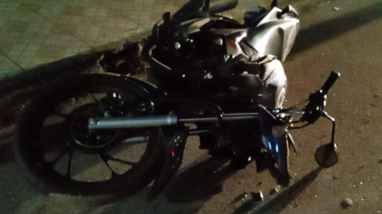 Vídeo registra motociclista batendo em veículo parado e sofrendo fratura exposta na zona leste - Assista - News Rondônia