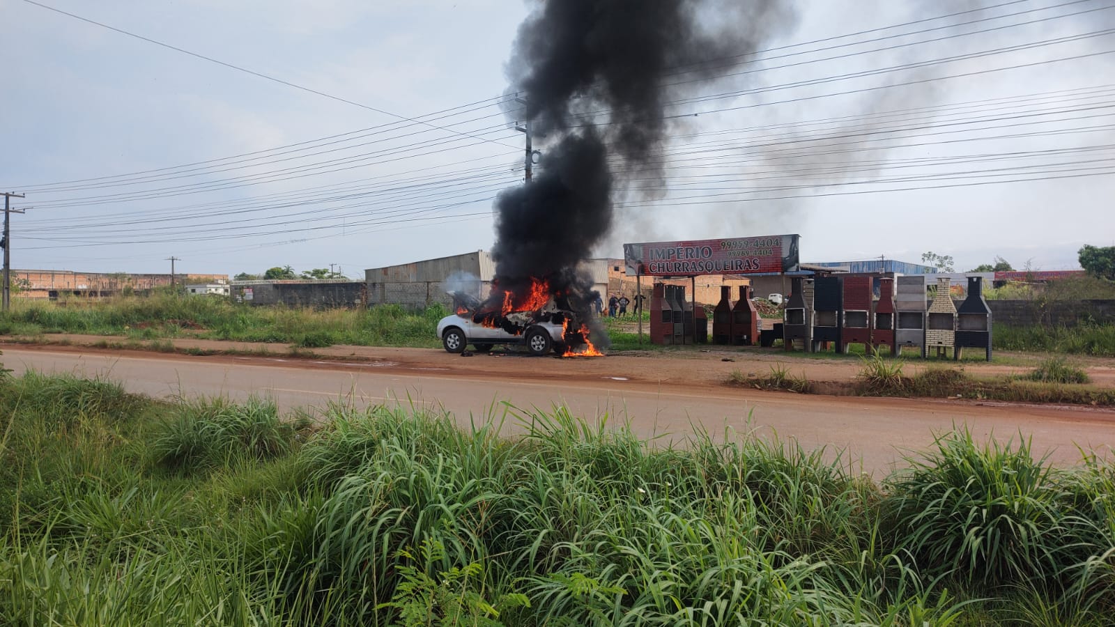 URGENTE: Mercedes é destruída por incêndio na Rua da Beira