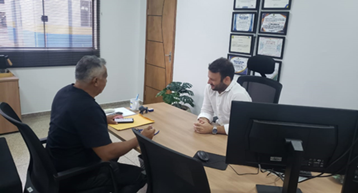 Vereador Valtinho Canuto e Prefeito Hildon Chaves Visitam Secretaria de Obras para Garantir Pavimentação Asfáltica no Bairro Triângulo