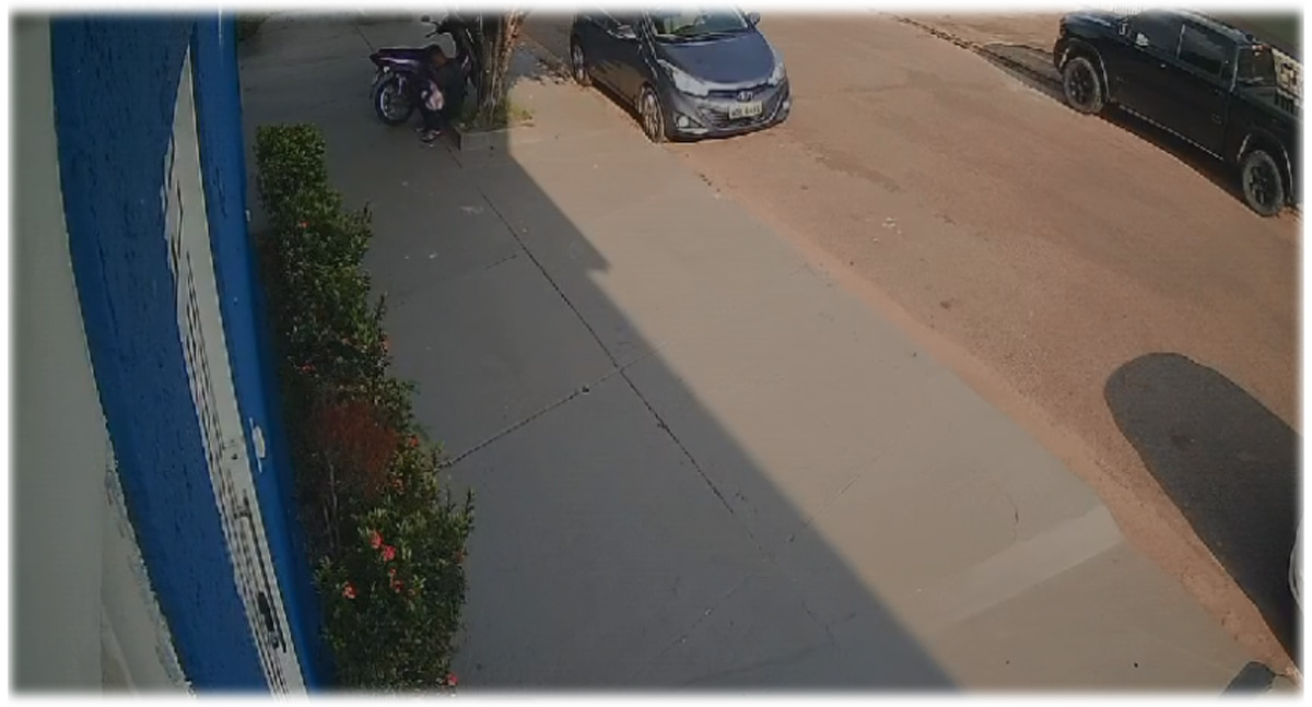 Câmera flagra ladrão furtando moto no centro de Porto Velho 