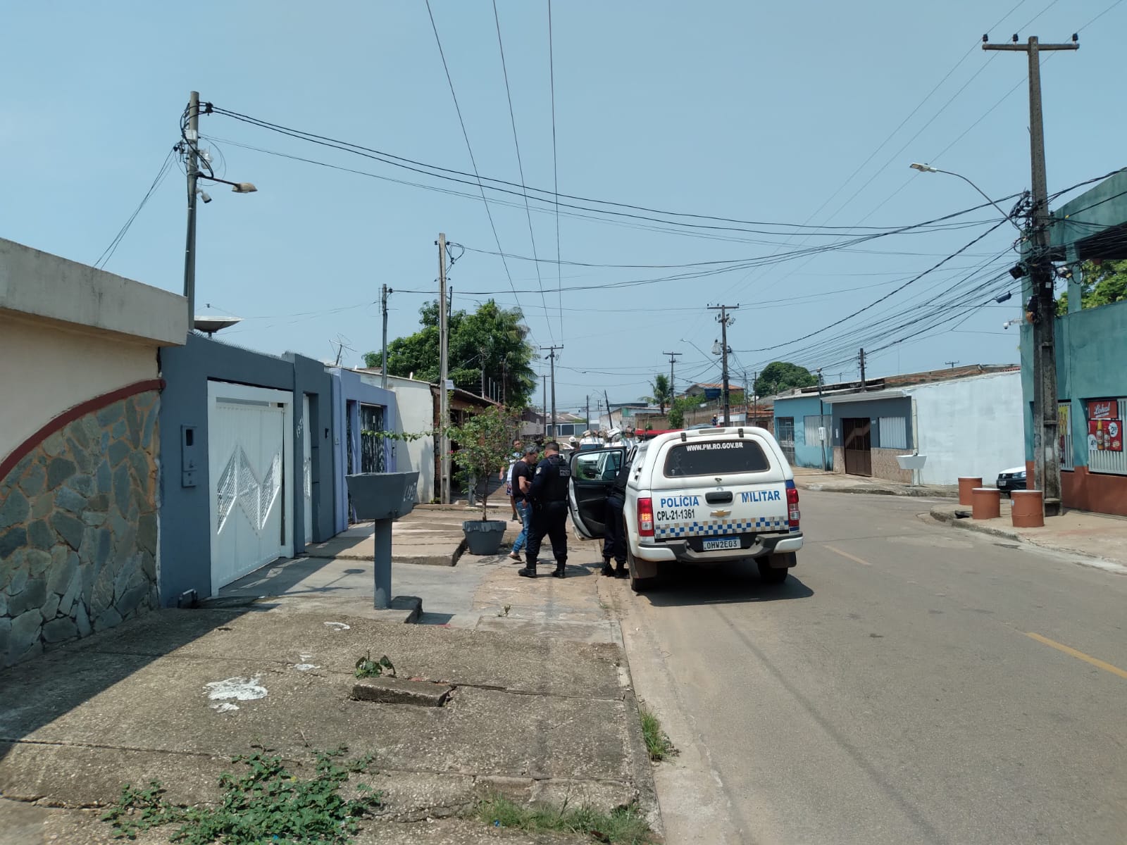 Morador é preso fazendo "gato" em residência na zona sul